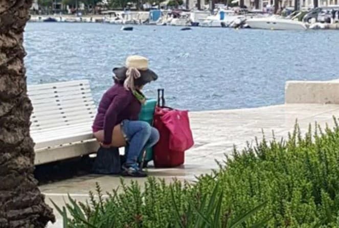 Nećete vjerovati svojim očima: Gospođa pod šeširom obavila nuždu nasred splitske Rive, pa šetala spuštenih hlača