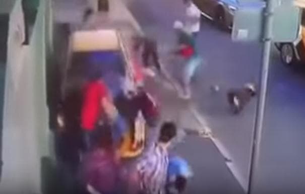 Objavljen uznemirujući snimak udara taksija u navijače u Moskvi