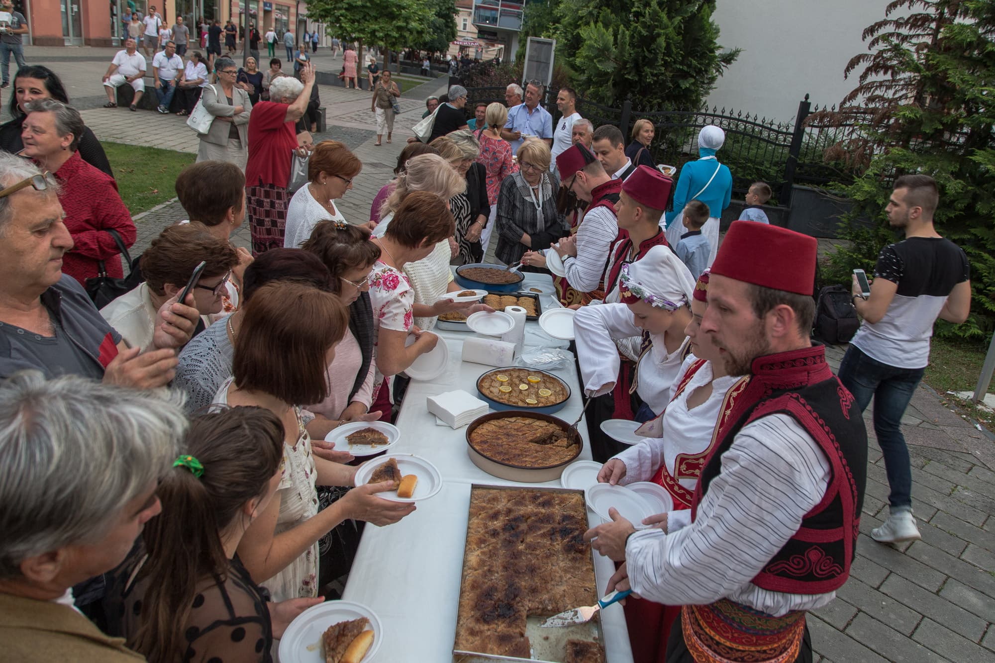 Uz sevdalinke se pojelo 800 baklava i hurmašica, popilo oko 3.000 šolja kafe