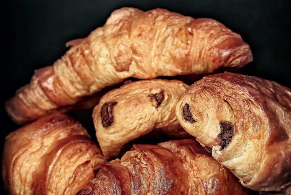 Iz domaće kuhinje: Kroasani punjeni čokoladom, savršeni za doručak