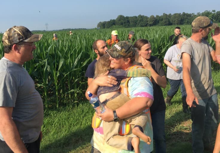 Djevojčica cijelu noć provela izgubljena u kukuruzu, roditelji je našli zahvaljujući malom heroju koji se nije odvajao od nje