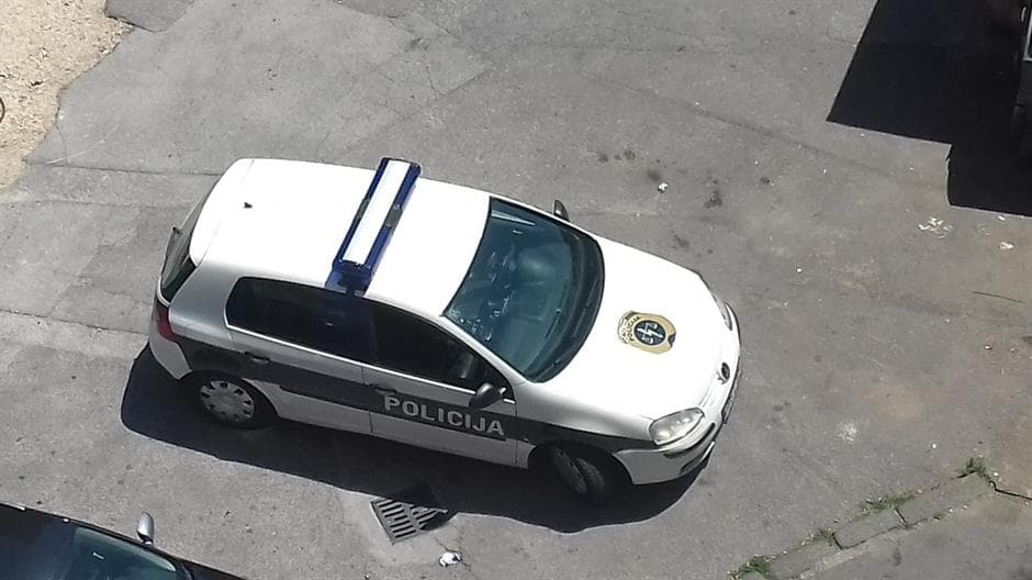 U sarajevskom naselju Dobrinja gorio Peugeot 407