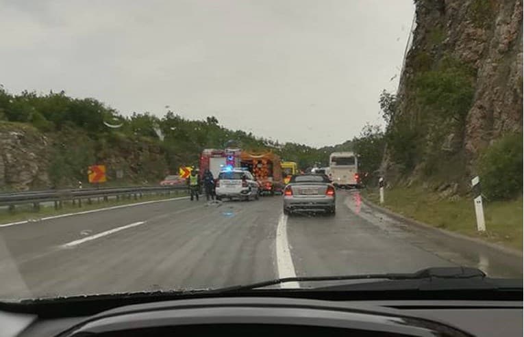 Kombi pun migranata sletio s ceste kod Rijeke, 12 osoba prebačeno u bolnicu