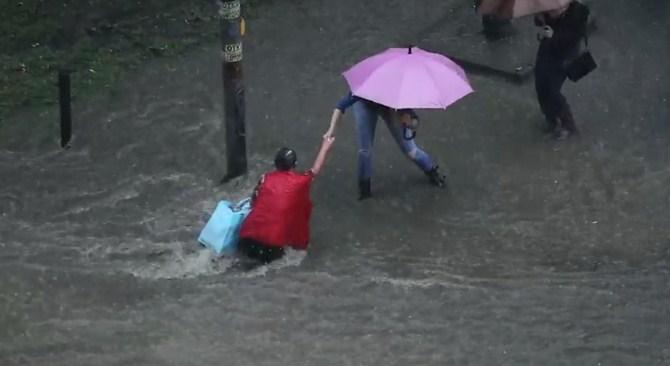 Dramatična scena u centru Beograda: Ženu povukla bujica, iz vode je izvukli prolaznici