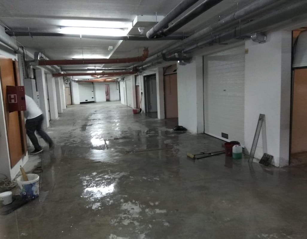 Kanalizacija poplavila zgradu na Dobrinji: Izvođači radova poručuju da ih ne smaramo?!