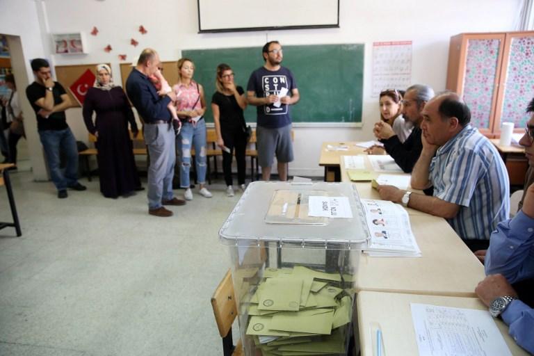 Tokom izbora u Turskoj prijavljene razne malverzacije i incidenti, posmatrači otjerani i pretučeni