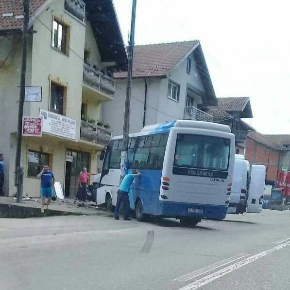 Sudarili se kombi i minibus: Tri osobe povrijeđene u nesreći kod Zvornika