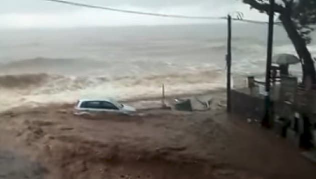 Stravično nevrijeme u Grčkoj: Potopljene ulice i plaže, bujica nosi sve pred sobom