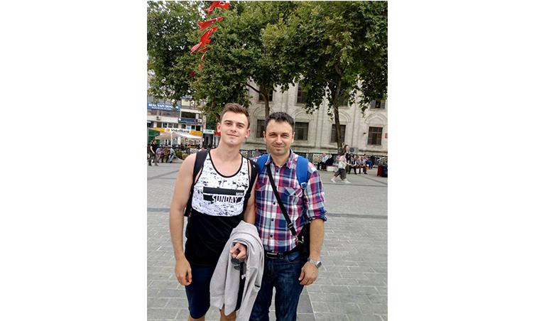 Prva zajednička fotografija nakon što je pušten iz zatvora: Selmira Mašetovića u Turskoj posjetio otac Husein