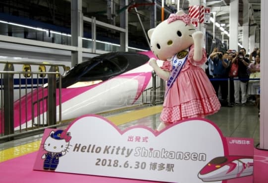 Japanci ofarbali voz u rozu boju i ukrasili ga likom iz crtanog ''Hello Kitty''