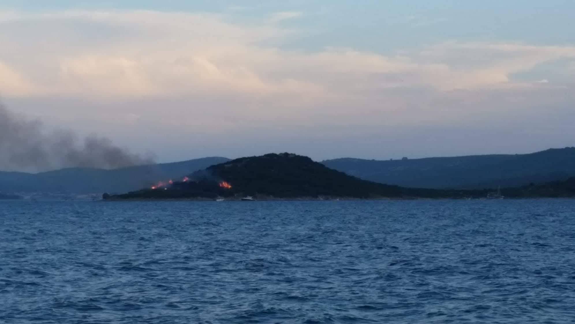 Bakljadom željeli dati podršku reprezentaciji Hrvatske pa zapalili Otok ljubavi