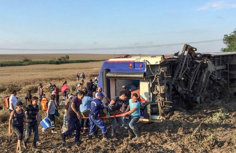 Strašna nesreća u Turskoj: Voz iskočio iz šina, poginula najmanje 24 putnika, a više od 120 hospitalizirano