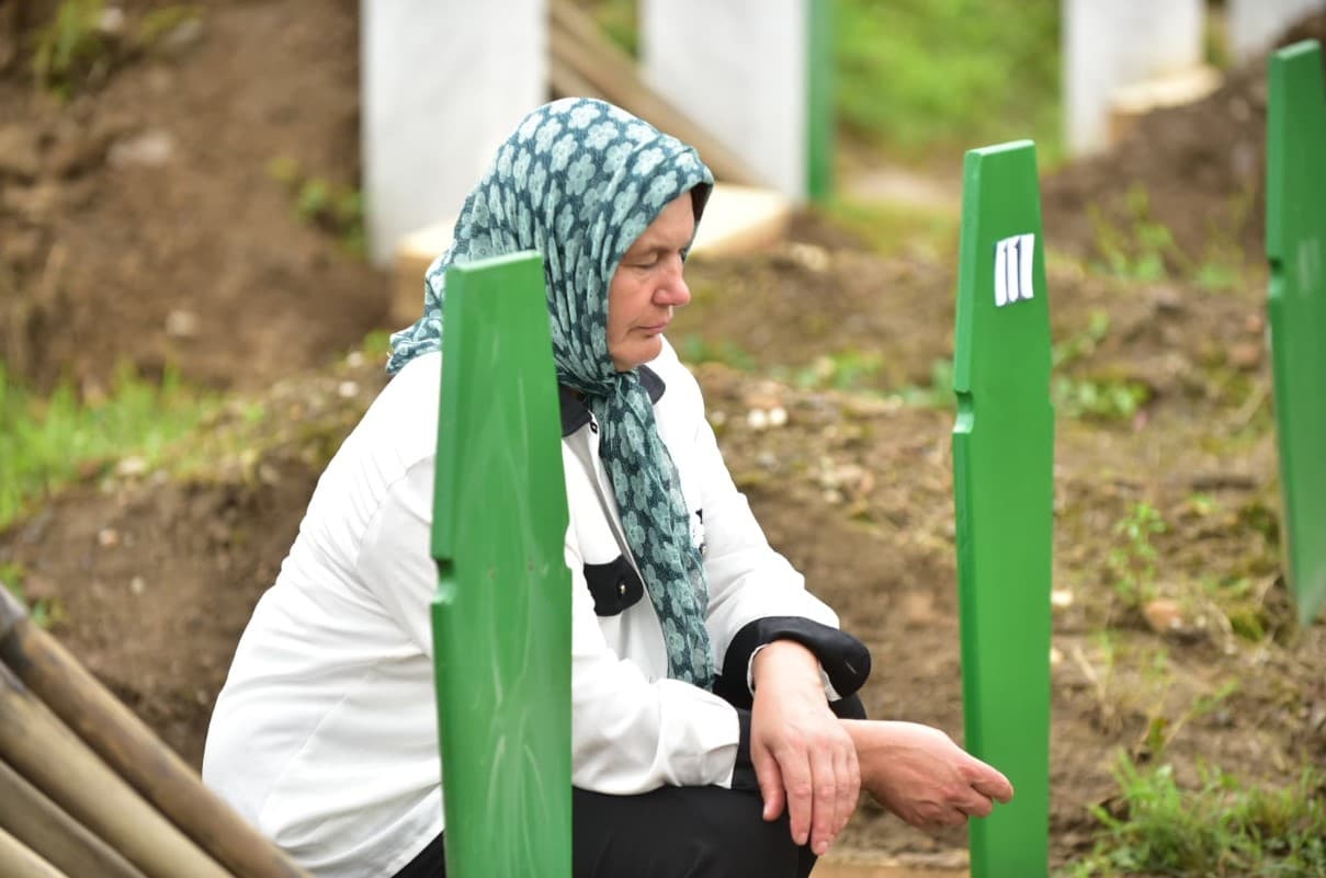 Potočarima odjekuju jecaji i molitve: Hiljade ljudi pristižu u Memorijalni centar, gdje će biti ukopano 35 žrtava
