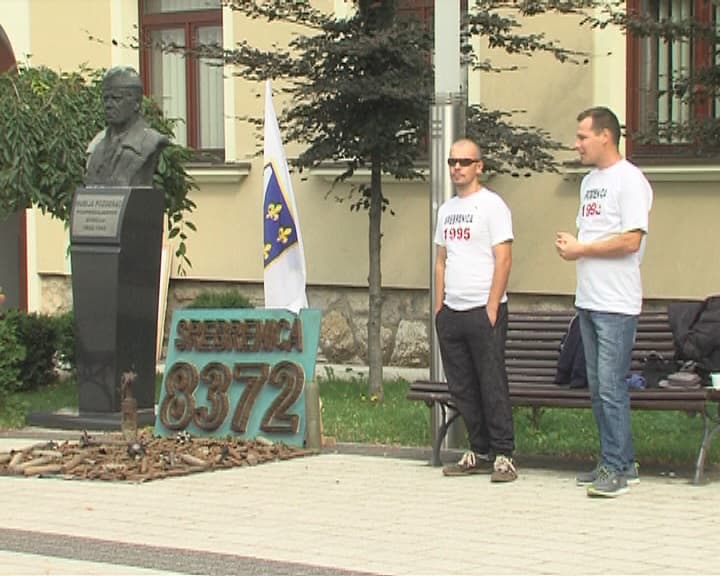 U Cazinu izložena postavka od čahura „Srebrenica 8.372“ i održana mirna šetnja gradom