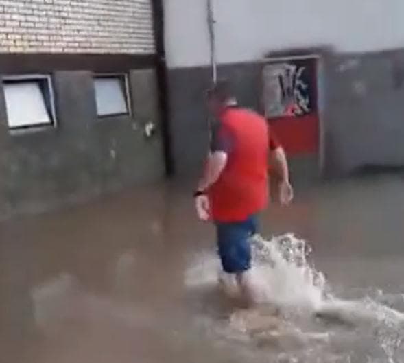 Zeničanin zaplivao ulicom nakon jakog nevremena