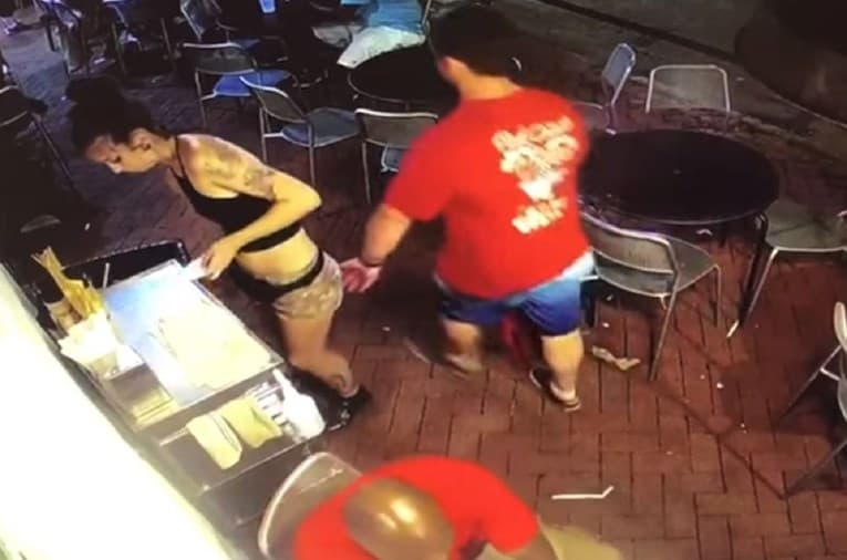 Nije mu ostala dužna: Uhvatio konobaricu za zadnjicu, ali pravi šou je nastao kad je došla policija