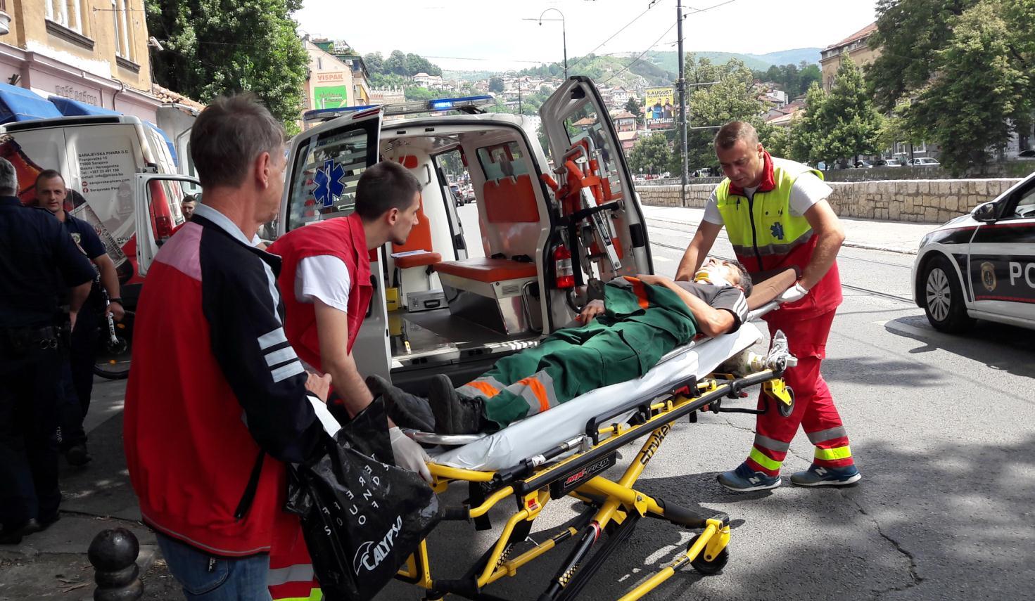 Sarajevo: Vozio u rikverc pa kombijem udario uposlenika Komunalnog preduzeća RAD