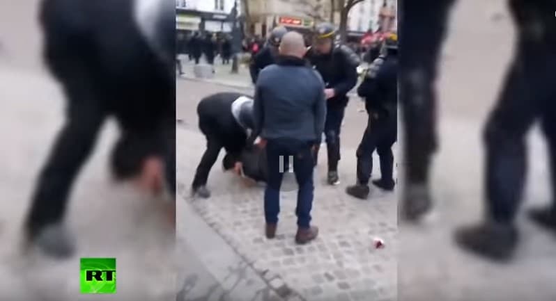 Policija privela Makronovog tjelohranitelja jer je tukao demonstranta tokom protesta u Parizu