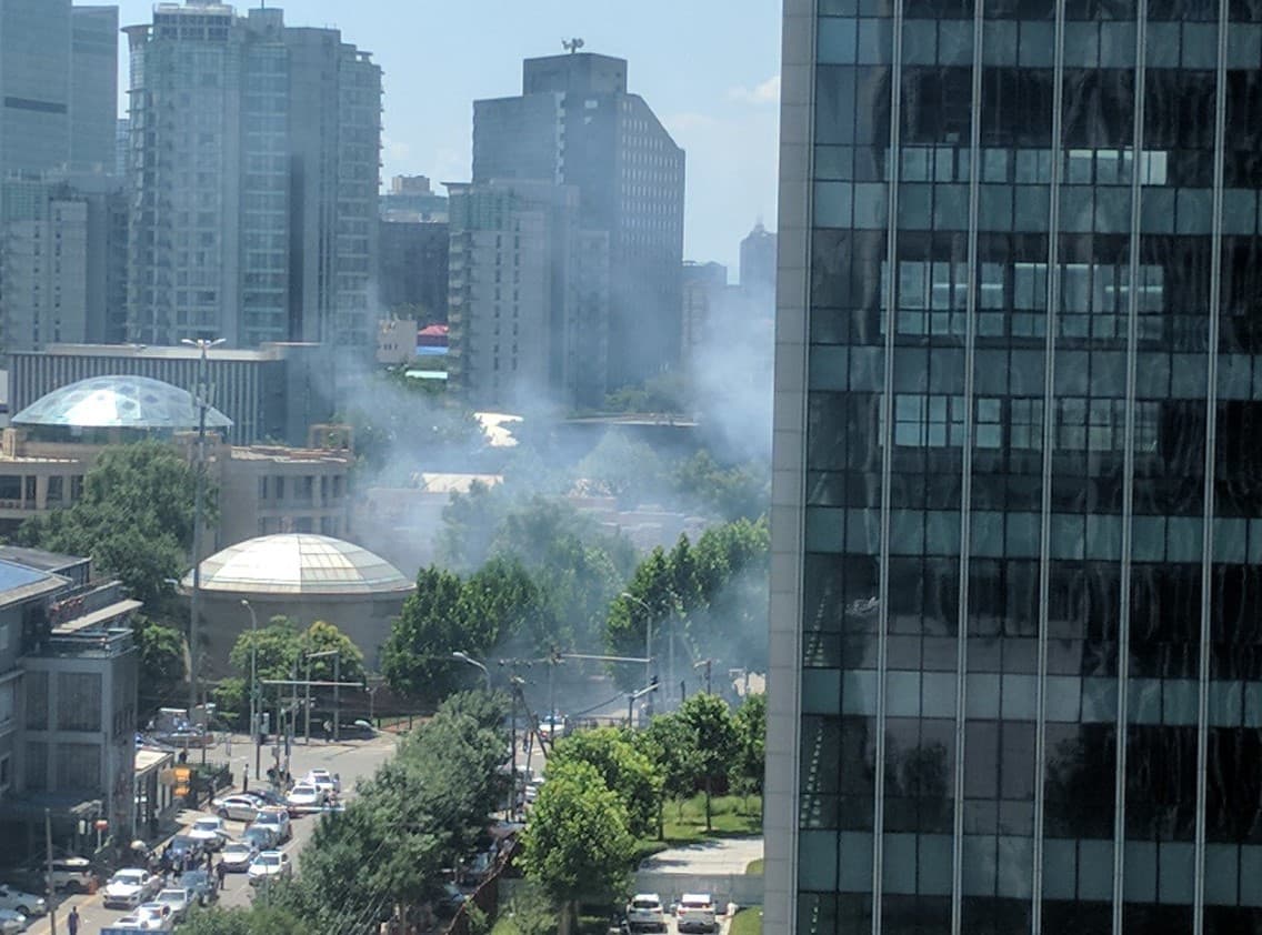 Bez zvanične potvrde o eksploziji u Pekingu: Mediji navode da se žena pokušala zapaliti
