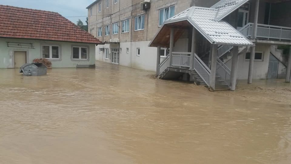 Jaka kiša izazvala haos u Kalesiji: Uništeni putevi, poplavljene kuće i stadioni