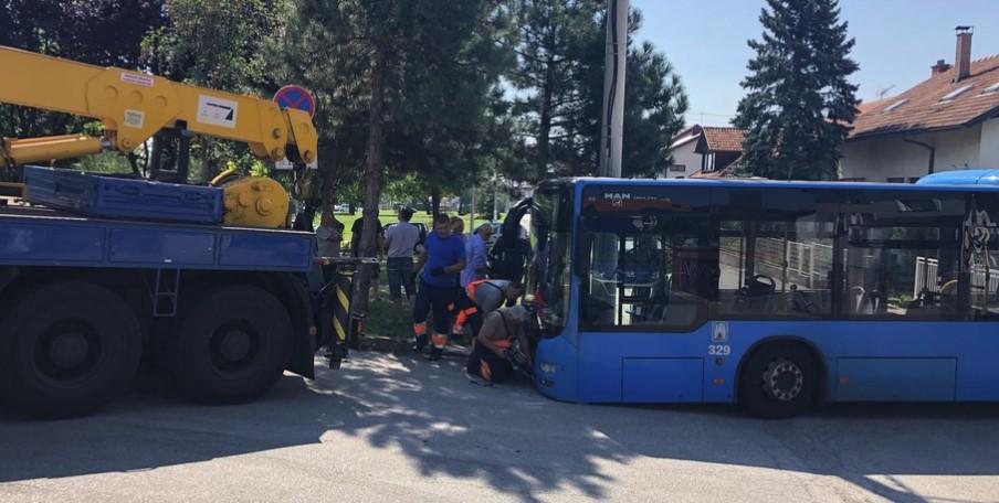 Zagreb: Autobus s putnicima probio ogradu i zamalo udario u kuću