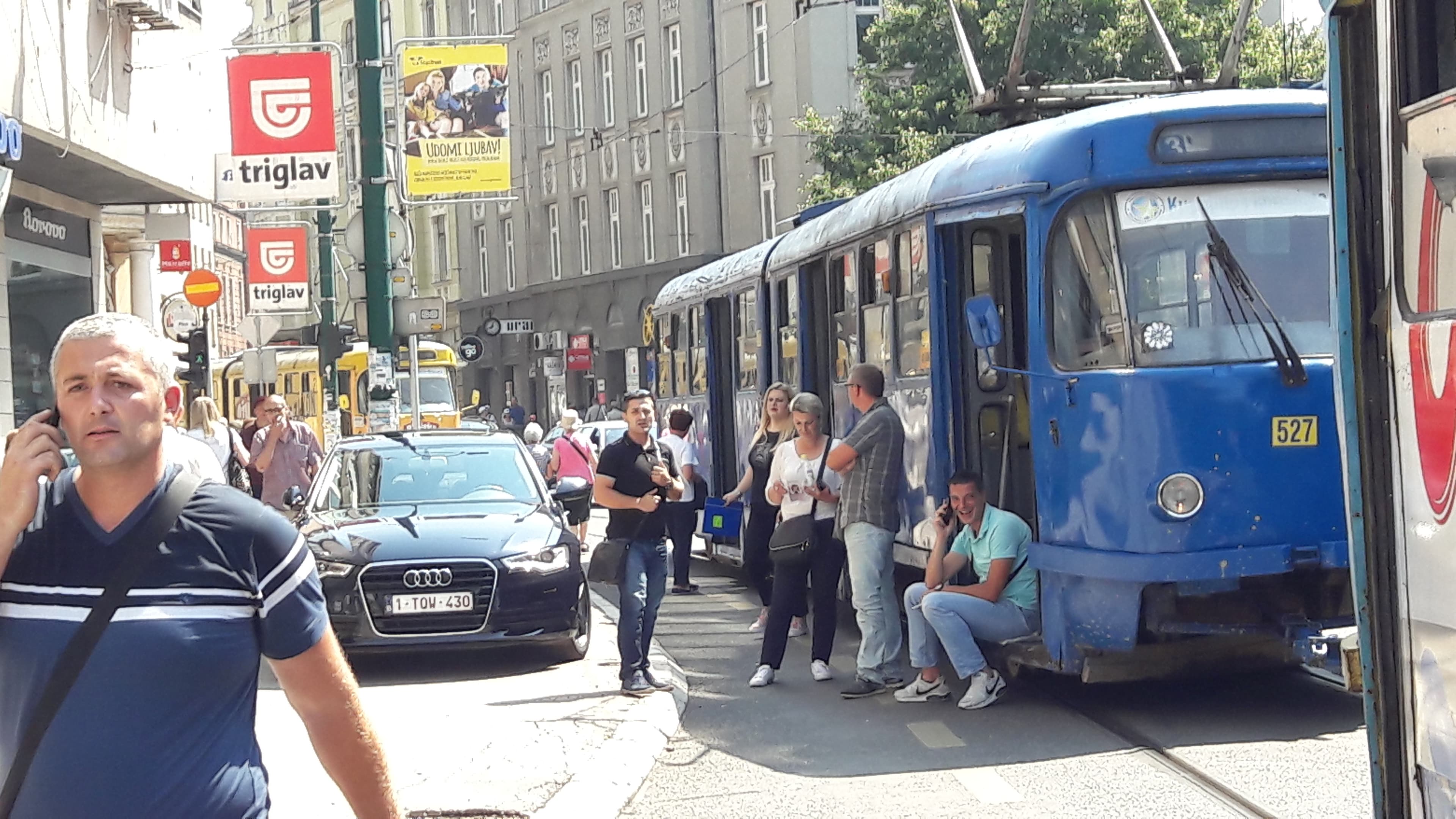 Sudar tramvaja i autobusa na Marindvoru, obustavljen tramvajski saobraćaj