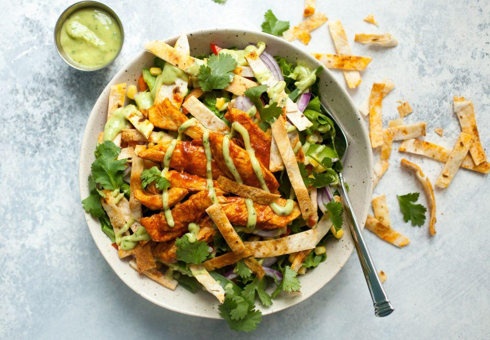 Salata s hrskavim tortiljama i avokadom