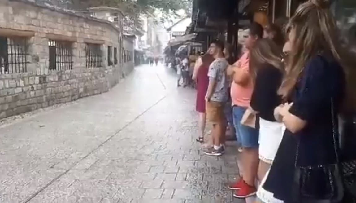 Mnogobrojne turiste u Sarajevu iznenadio obilan pljusak