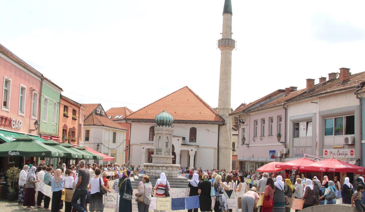 Trg slobode u Tuzli: Predizborne kampanje zavađaju ljude