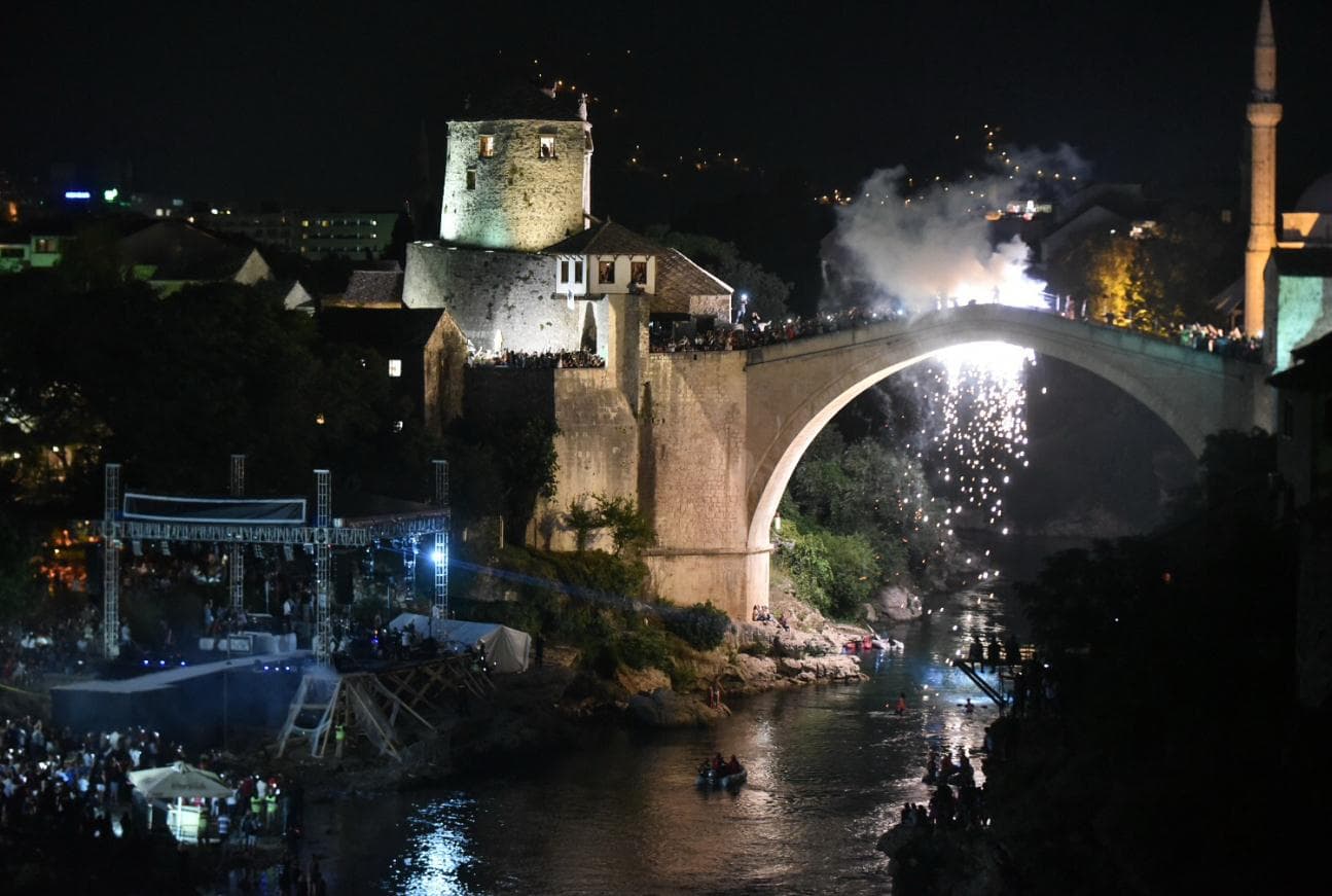 Pogledajte veličanstven završetak koncerta Dine Merlina u Mostaru