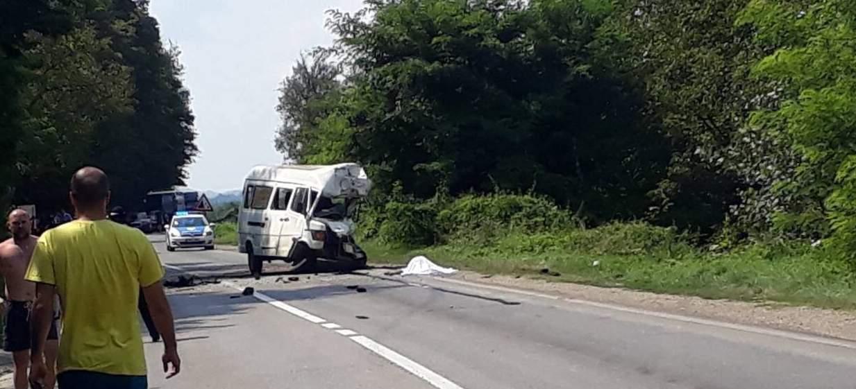 U Doboju stravičan sudar teretnog vozila i kombija, dvije osobe poginule