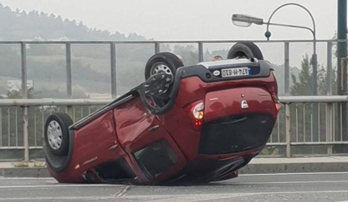 Vogošćanska petlja: Automobil završio na krovu