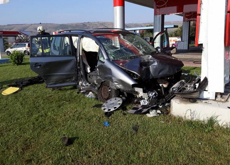 U teškoj saobraćajnoj nesreći kod Mostara dvije osobe povrijeđene, smrtno stradao porodični pas