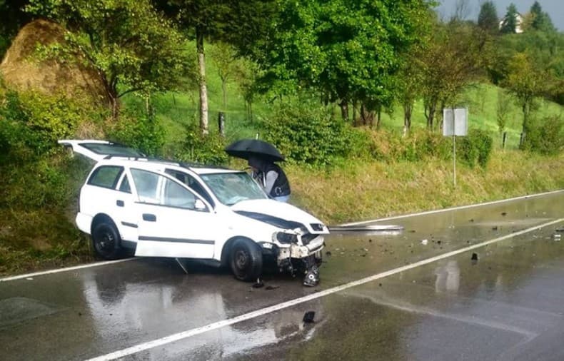 U saobraćajnoj nesreći na putu Semizovac - Vogošća povrijeđene dvije osobe