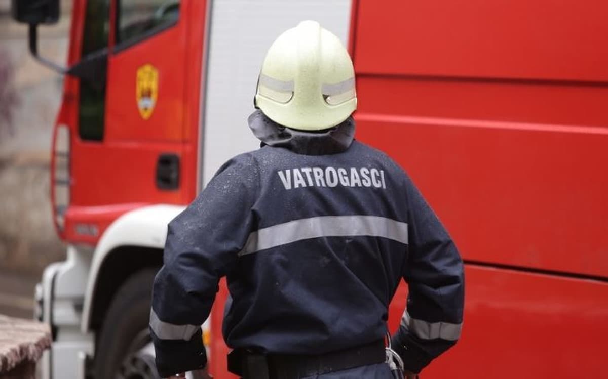 U Tesliću vatrogasac lakše povrijeđen tokom gašenja požara u kovačnici