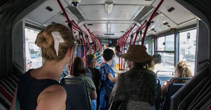 Krvava scena u autobusu: Žena nožem izbola djevojku i probila joj plućnu maramicu