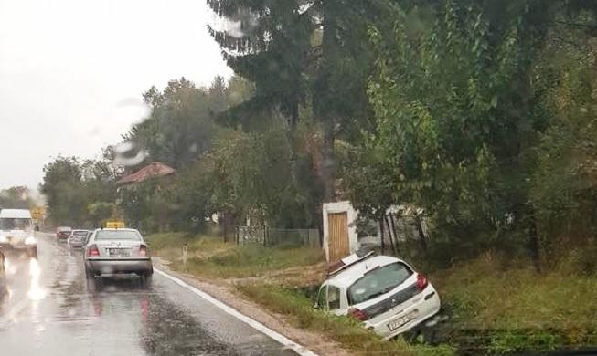 Tuzla: Policijski automobil završio u jarku