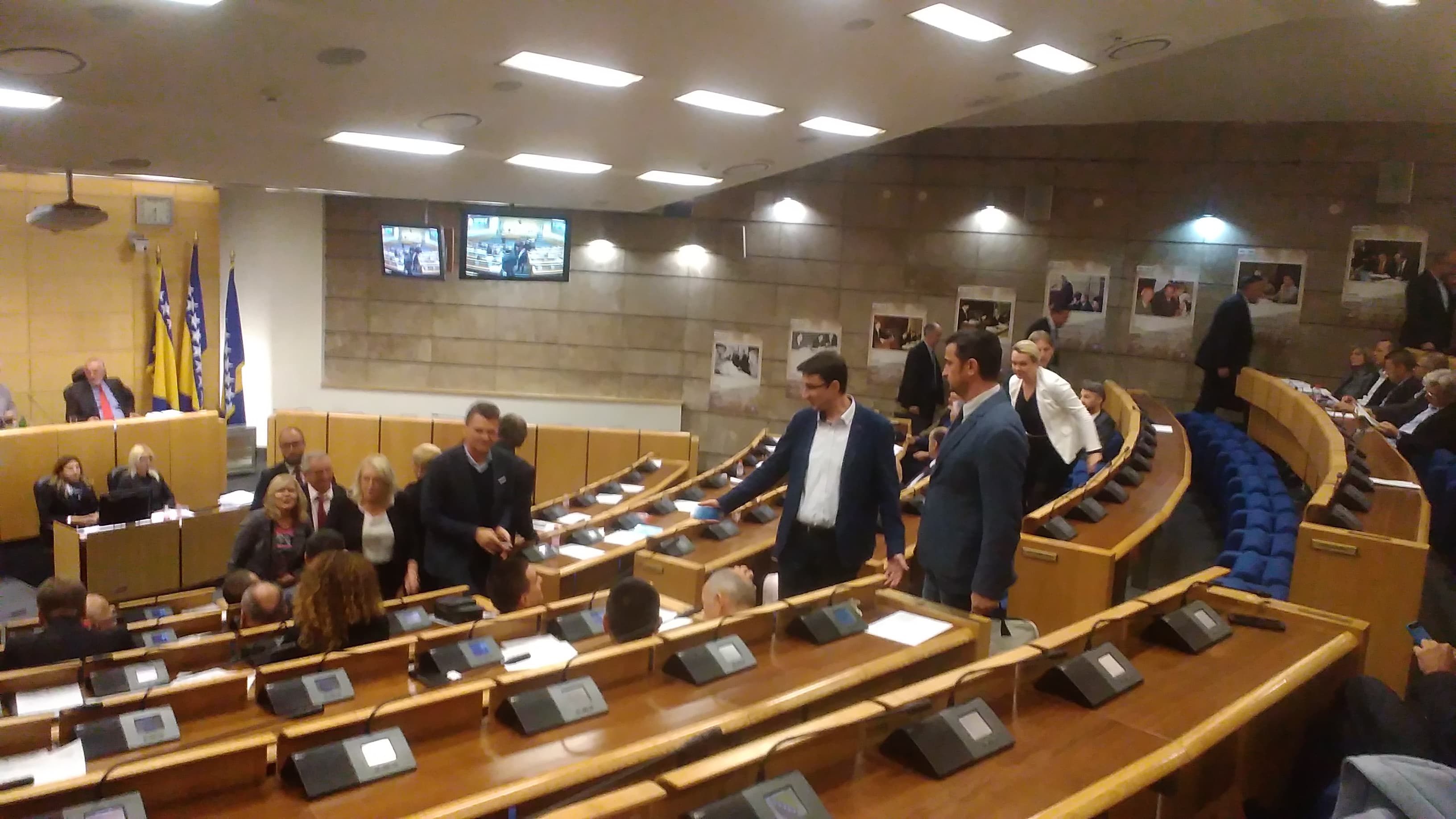 Sjednica završena, a zakon je i pao i ostao u životu