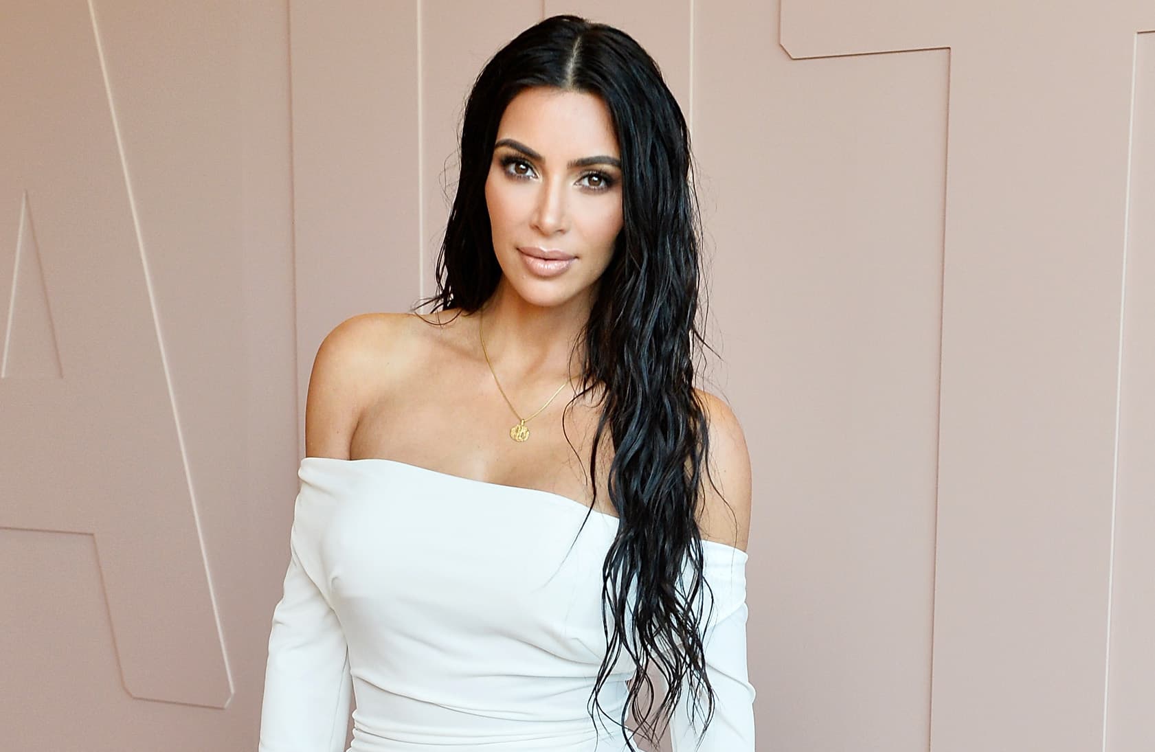 Ponovo se hvali bogatstvom: Kim Kardašijan nosi dolare od glave od pete