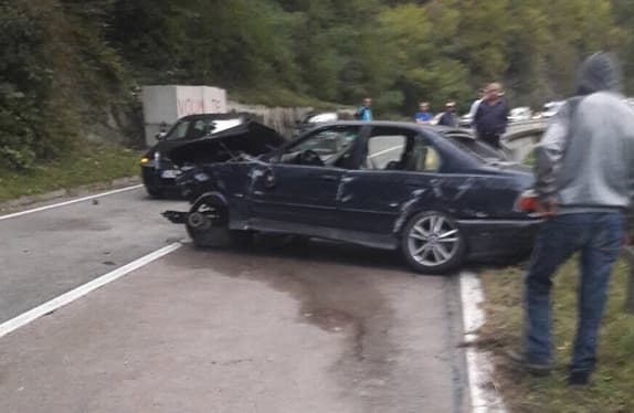 Teška nesreća kod Jablanice: BMW-om se zabio u betonski zid