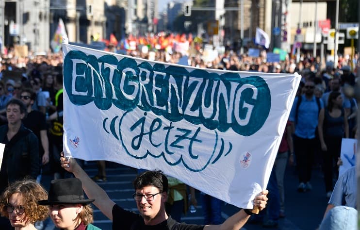 Više od 150 hiljada ljudi u Berlinu protestiralo protiv rasizma i diskriminacije