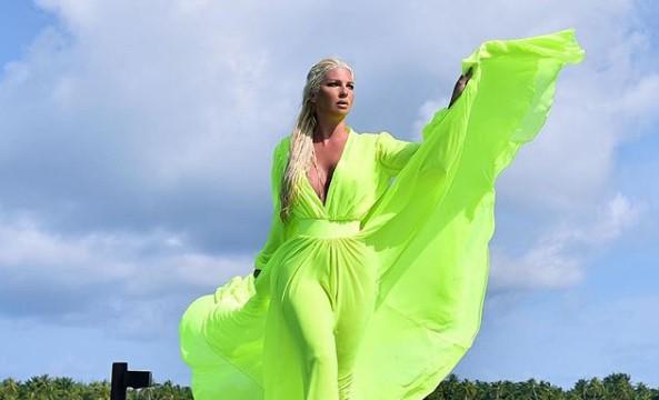 Jelena Karleuša pozirala ogrnuta dolarima