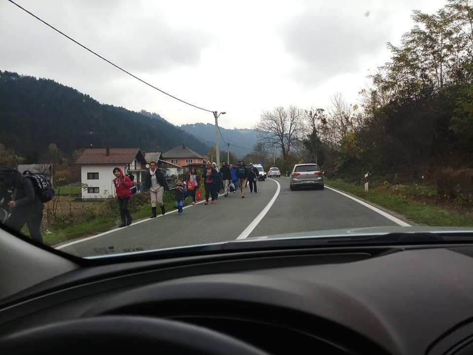 Migranti iz hotela "Sedra" u Cazinu krenuli prema Bihaću