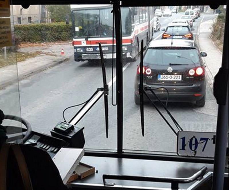 Nesreća u Sarajevu: Trolejbus udario pješaka, saobraćaj se odvija otežano