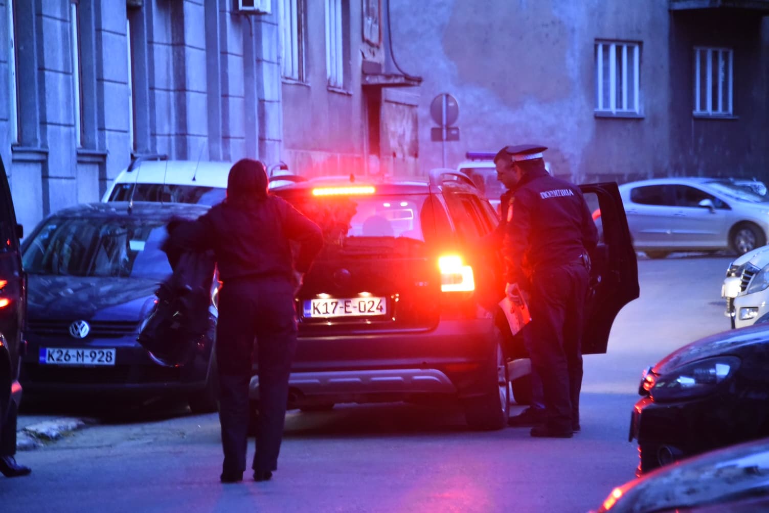 Četvorica muškaraca privedena s lisicama na rukama na informativni razgovor, doveli ih pripadnici MUP-a RS