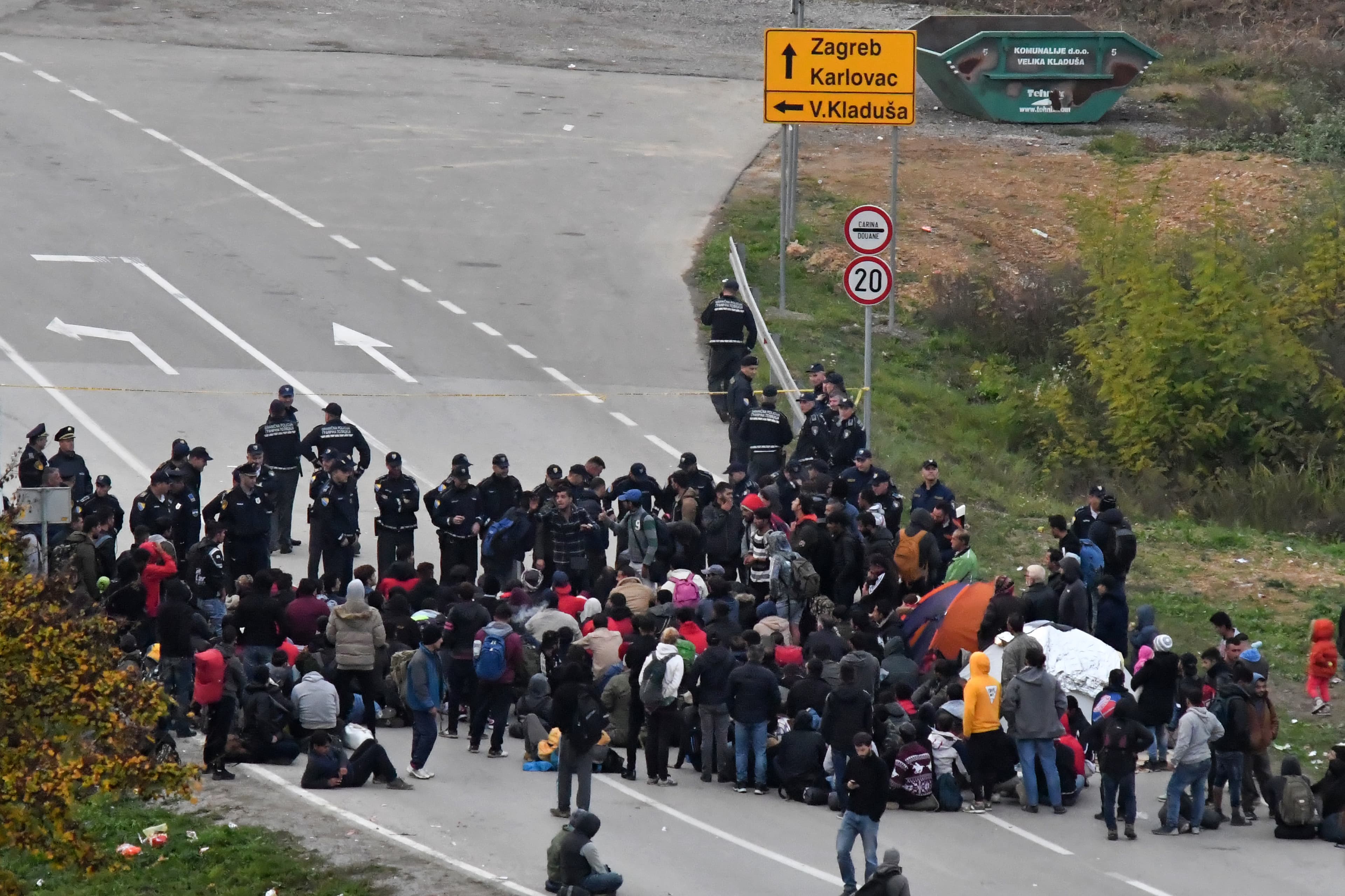 Kako je država problem s migrantima prebacila građanima