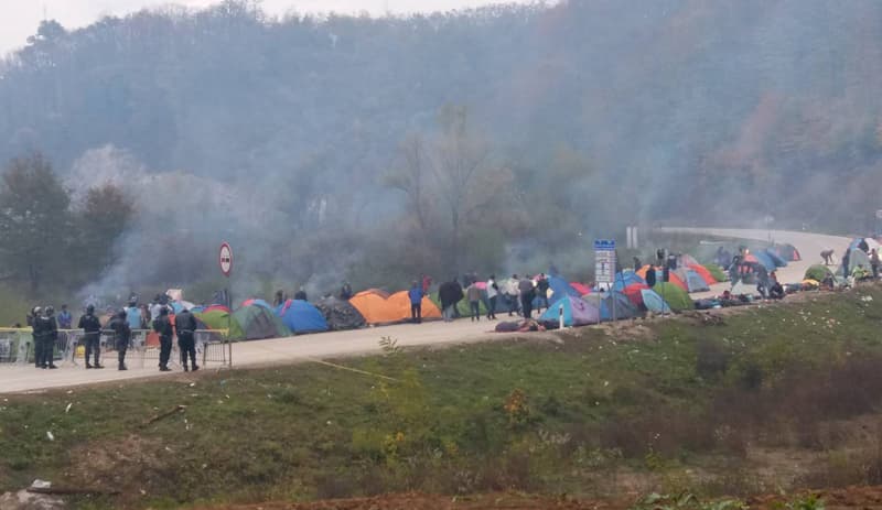 Zbog okupljanja migranata i dalje je obustavljen saobraćaj na GP Velika Kladuša-Maljevac