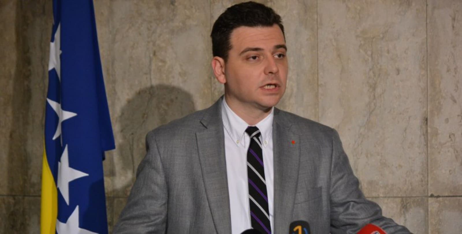Magazinović pitao Vijeće ministara hoće li donijeti odluku o ukidanju pomjeranja kazaljki na satu