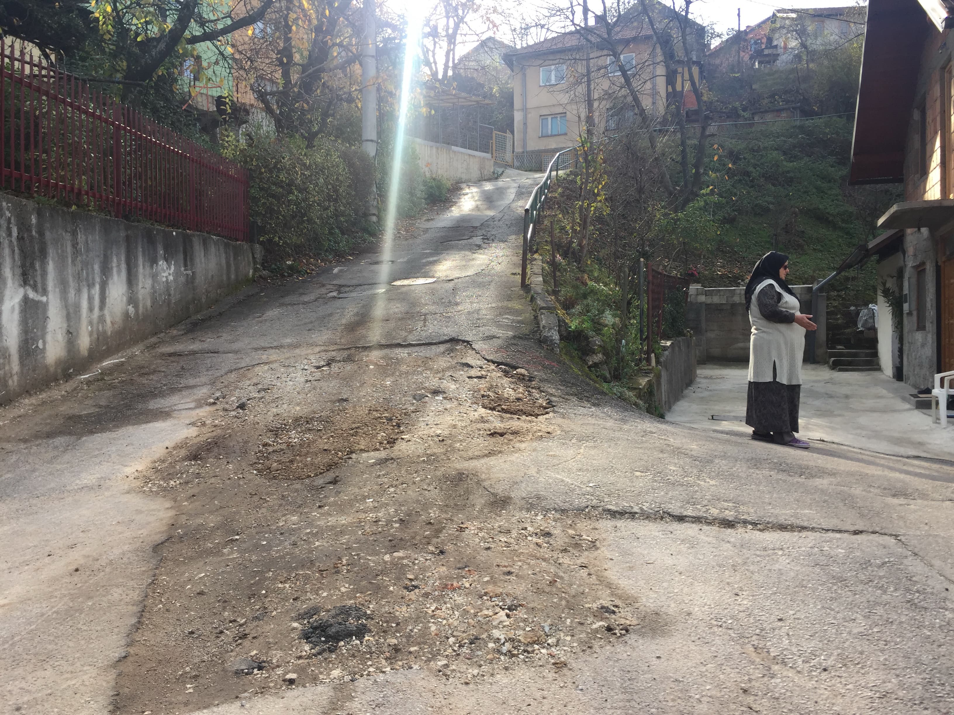 Pored kuće izvire voda iz asfalta - Avaz