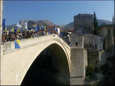 Uz zvuk sirene i skok bez aplauza, obilježena 25. godišnjica rušenja Starog mosta u Mostaru